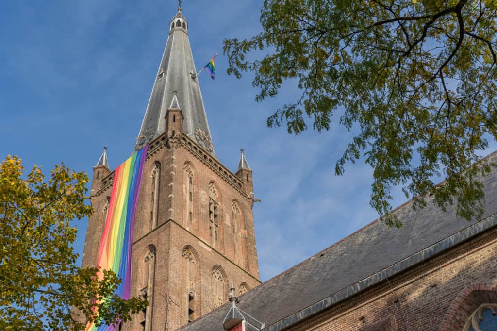 Regenboogvlag wappert voor Gemeentehuis Steenwijkerland