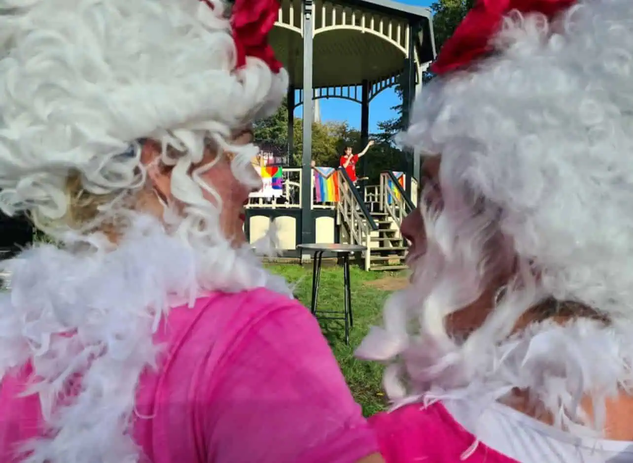 Regenboogconcert in het Park Regenboogvlag wappert voor Gemeentehuis Steenwijkerland